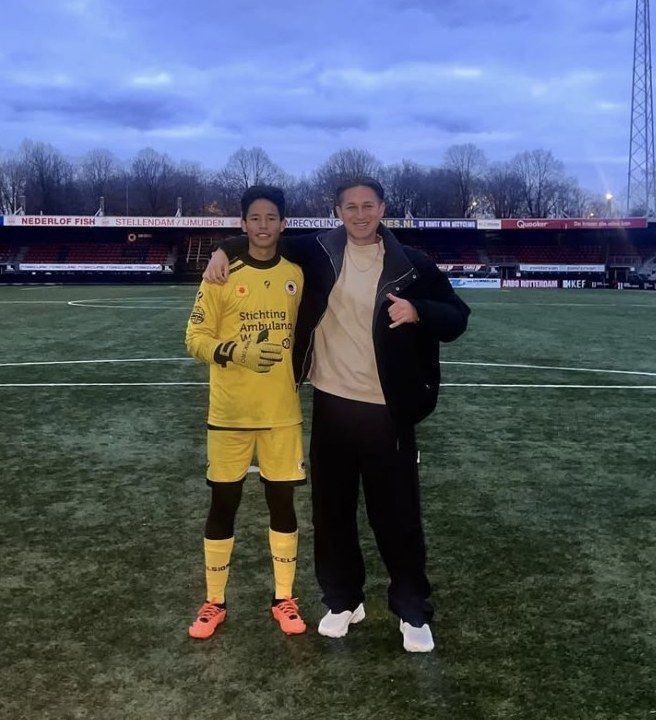 Javier with Keola on the pitch at Excelsior Rotterdam